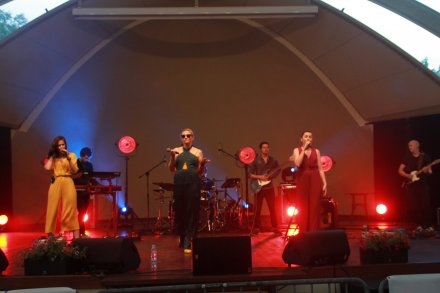 Fragment występu zespołu "Frele"